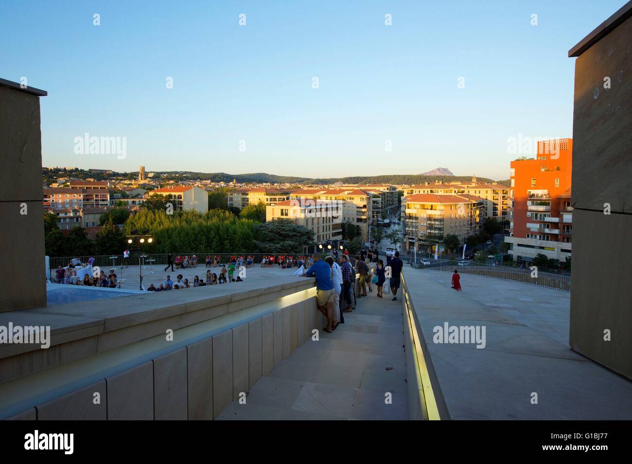 Terrasses du Grand Theatre de Provence, Konzert des Jugendorchesters der französischen, der Berg Sainte Victoire im Hintergrund, Aix-En-Provence, Bouches-du-Rhône, Frankreich Stockfoto