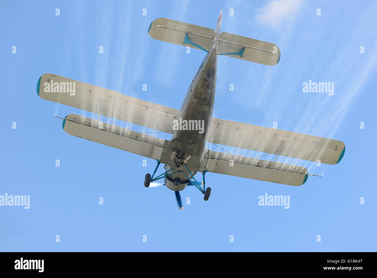 Einheitliche Sprühanwendung von Örtlich festgelegtflügel Flugzeug auf Feld Stockfoto
