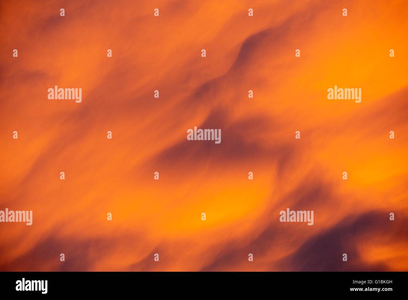 Nahaufnahme von Orange Dawn Wolken im Herbst, Wales, UK Stockfoto