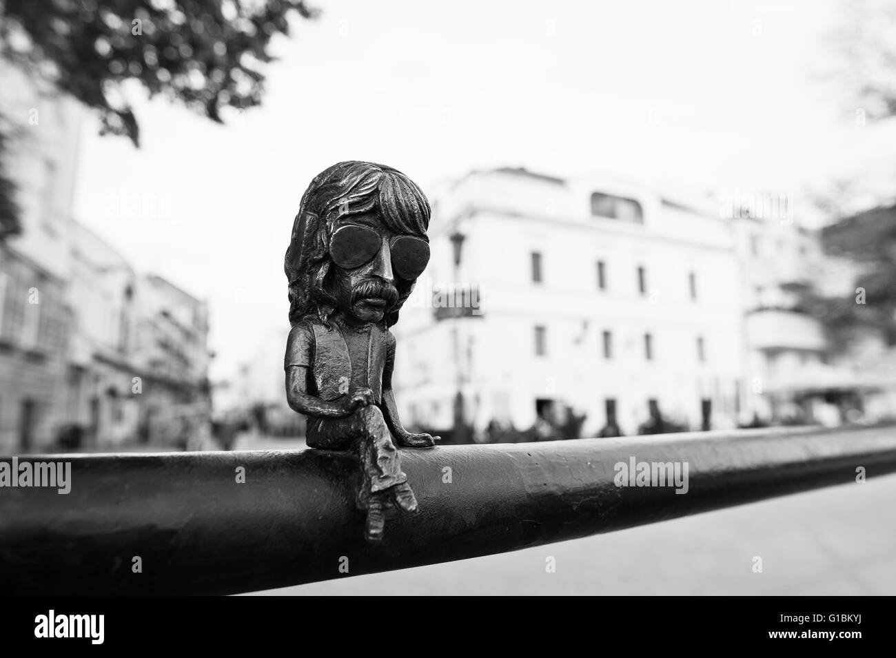 UZHGOROD, UKRAINE - APRIL 11,2016: Mini-Bronze-Skulptur von John Douglas bekannt als Jon Lord, Führer der Deep Purple-Rock-Band. Uzhg Stockfoto