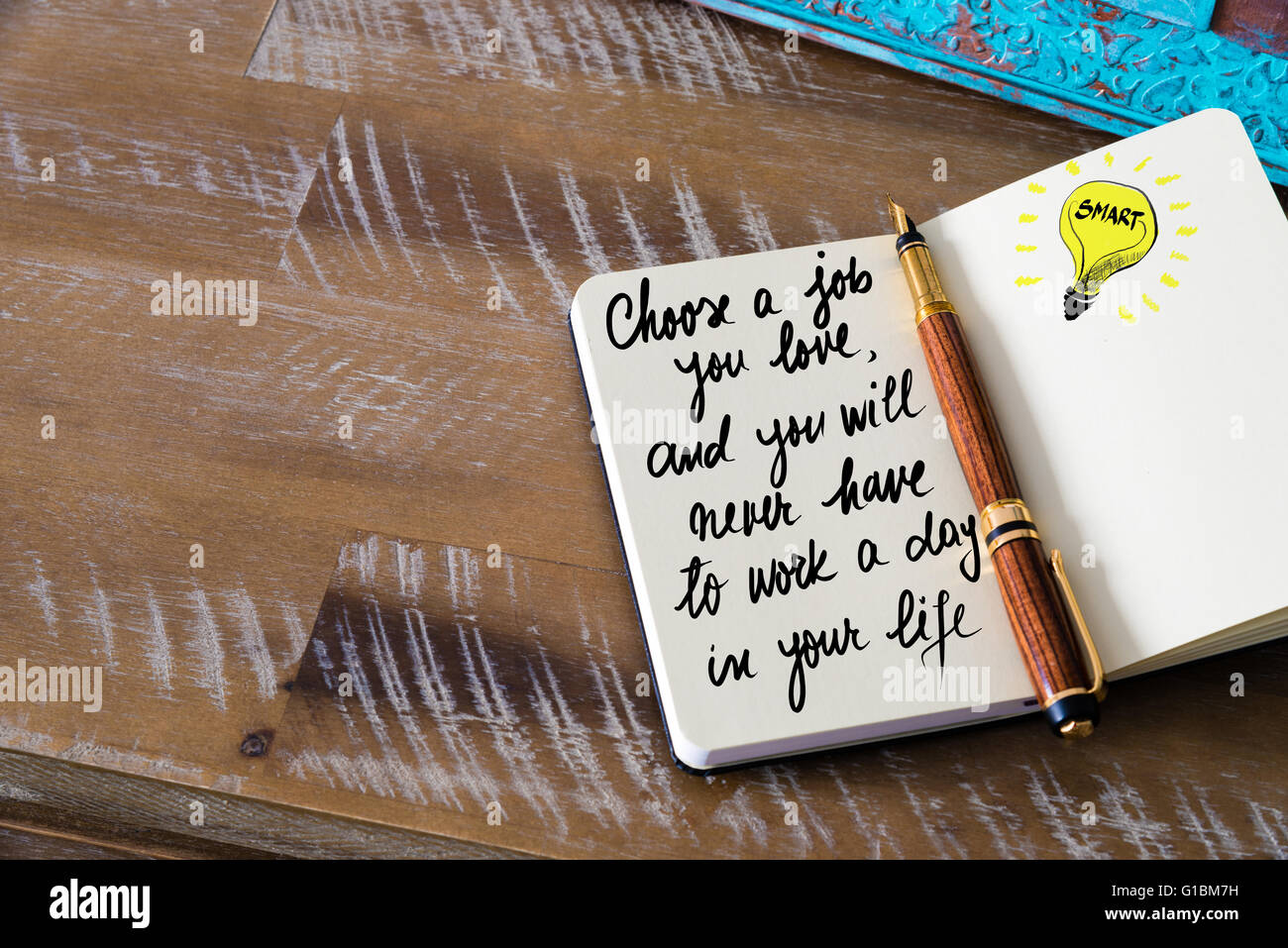 Handschriftlicher Text Wähle einen Beruf, den du liebst, und du musst nie einen Tag in deinem Leben mit Füllfederhalter auf Notebook zu arbeiten. Konzept-Bild mit textfreiraum zur Verfügung. Stockfoto
