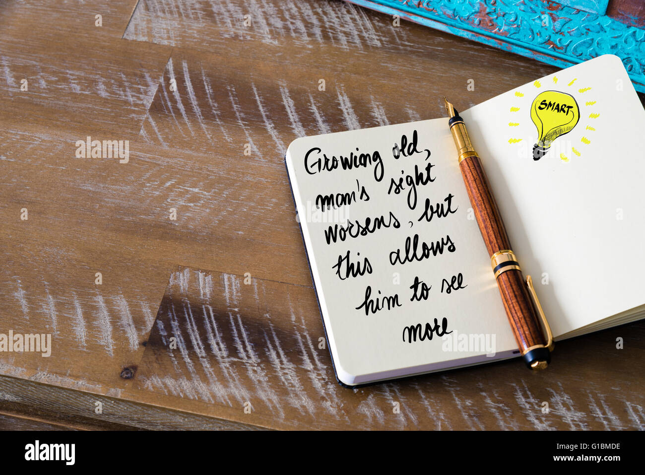 Handschriftlicher Text Älterwerden, Mannes Augen verschlechtert, aber dies erlaubt ihm, mehr mit Füllfederhalter auf Notebook zu sehen. Konzept-Bild Stockfoto