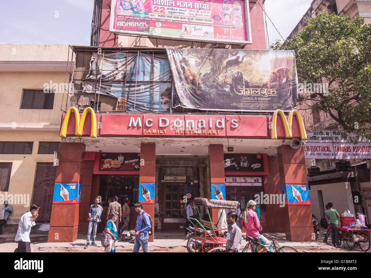 Eine Gesamtansicht der FoodKette McDonalds in Delhi, Indien