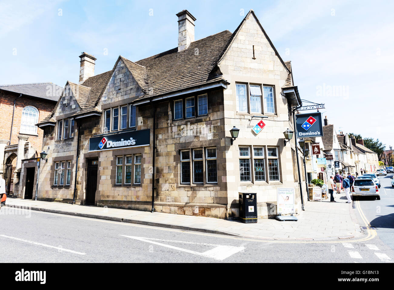 Dominos Pizza Restaurant unterzeichnen Gebäude außen Take Away Pizza Stamford Town Lincolnshire UK England englische Städte Stockfoto