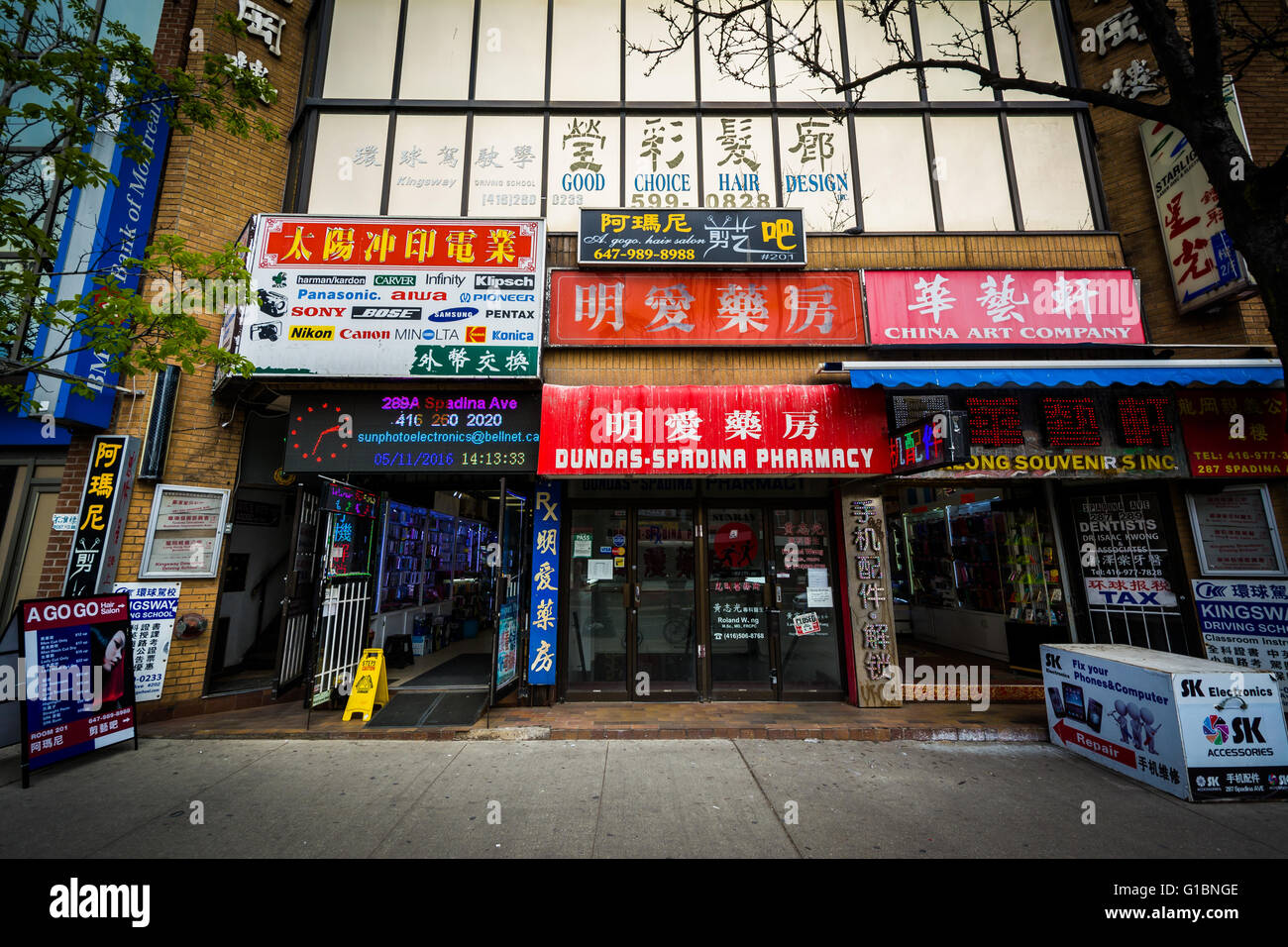 Unternehmen entlang der Spadina Avenue, in Chinatown, Toronto, Ontario. Stockfoto
