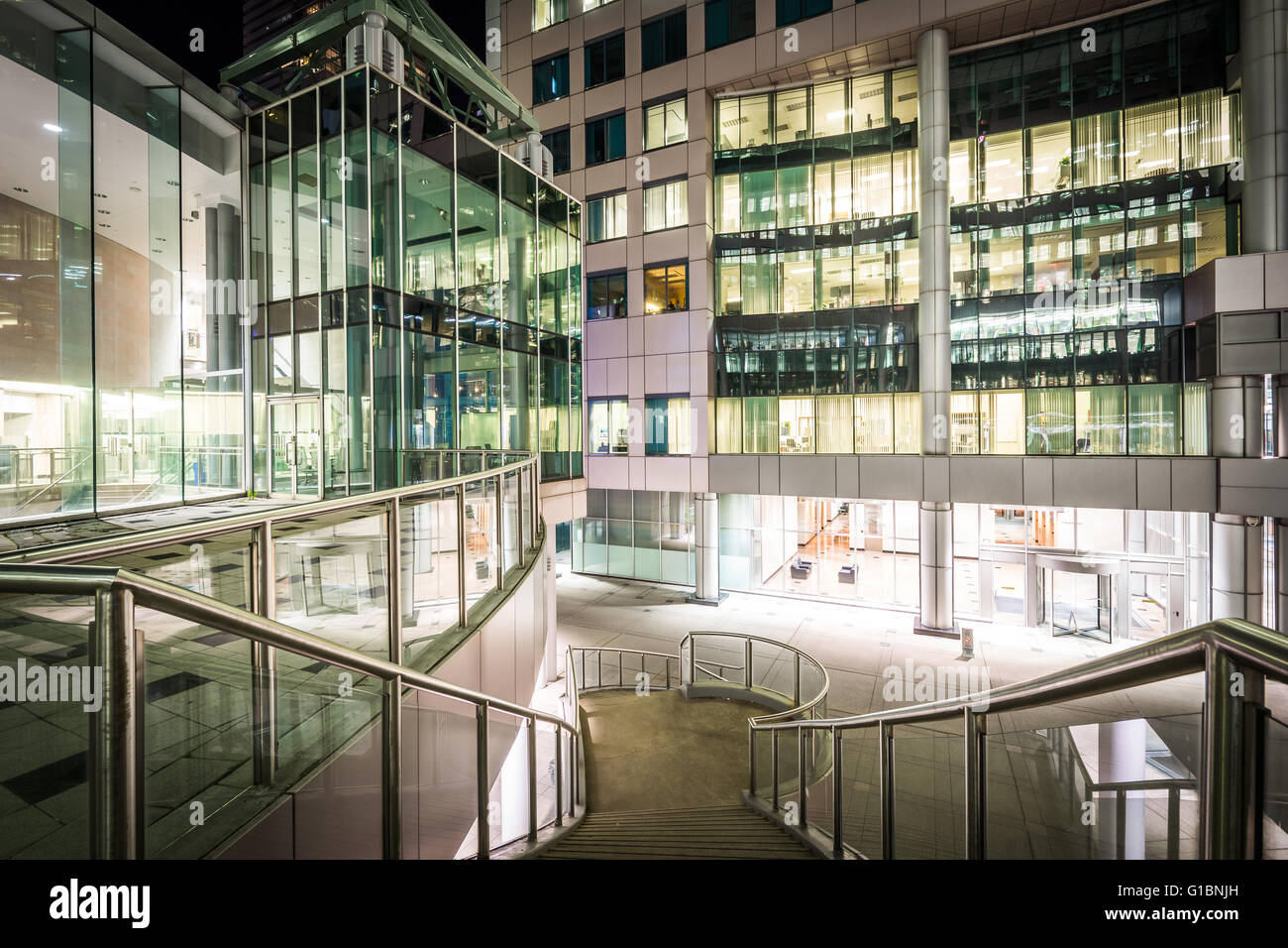 Treppen und moderne Architektur in der Nacht bei David Pecaut Square in der Innenstadt von Toronto, Ontario. Stockfoto