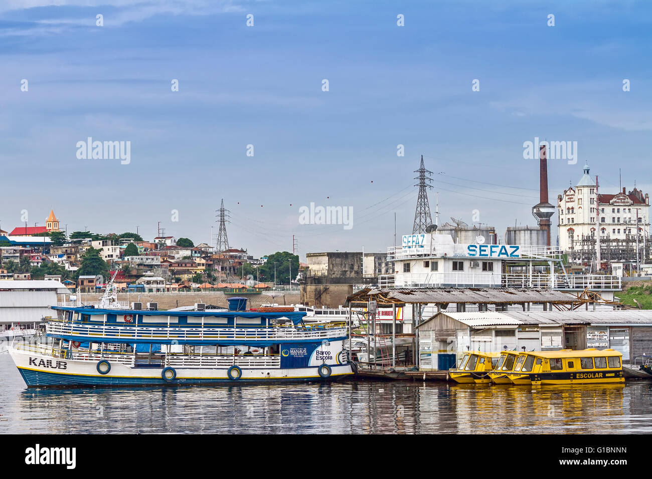 Flussschiffen am Industriestandort Manaus Brasilien Stockfoto