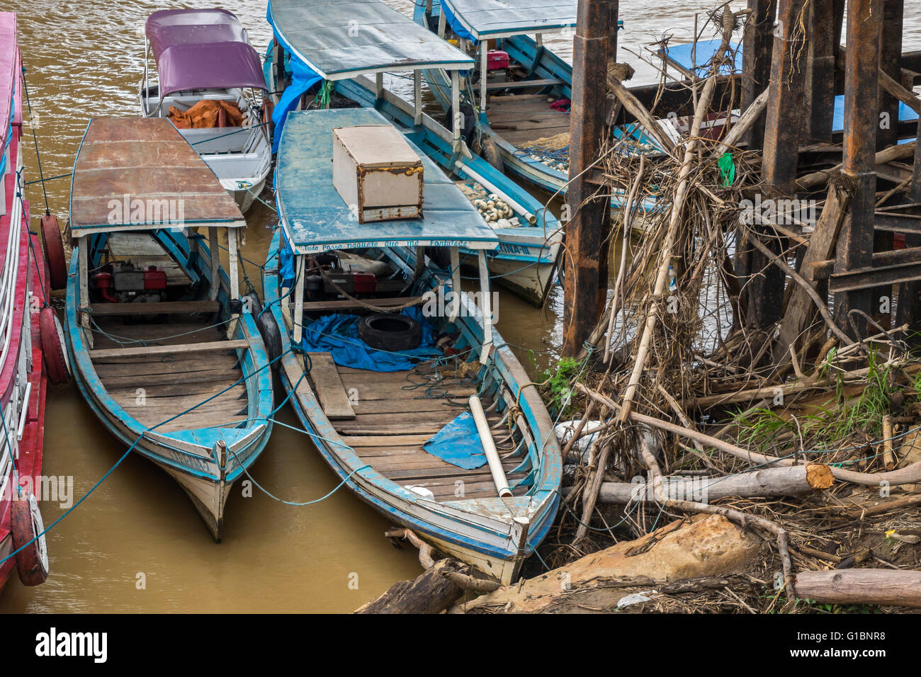 Kleine Boote vertäut am Parintins Brasilien Stockfoto