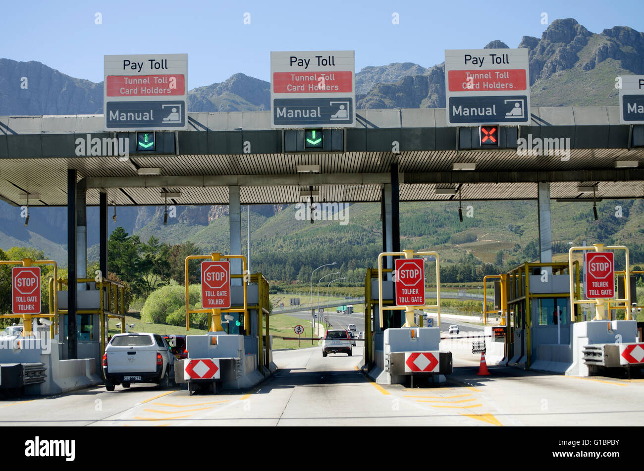 WESTERN CAPE SÜDAFRIKA PAARL. Die Annäherung an den Mautstellen auf die Reise durch die Hugenotten Mauttunnel bei Paarl Stockfoto