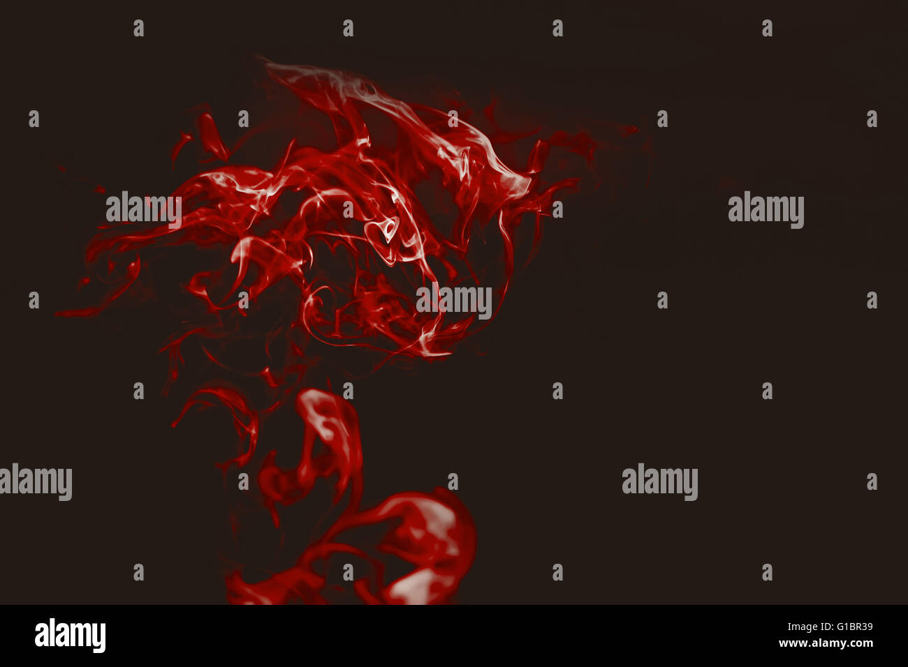 Schöne Abstraktion mit Rauch in den Farben rot und schwarz Stockfoto