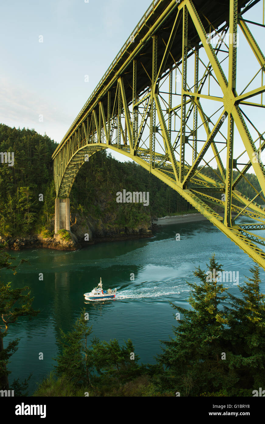 Angelboot/Fischerboot geht unter Deception Pass Bridge, Deception Pass State Park, Whidbey Insel, Puget Sound, Washington Stockfoto