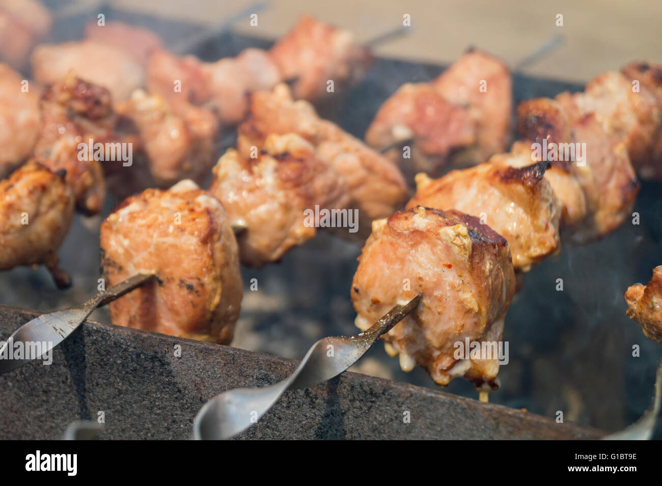 Heiße Braten Schaschlik des Schweinefleisches auf Holz Lagerfeuer zubereitet Stockfoto