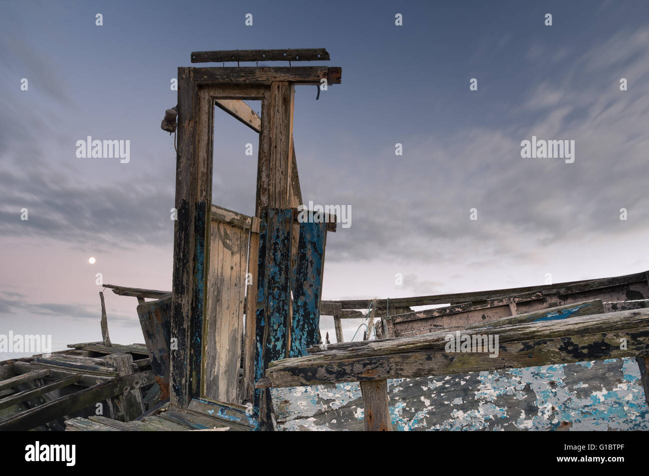 Alte, verlassene hölzerne Fischerboote gelegt zum Ausruhen an den Ufern von Dungeness, Kent. Stockfoto