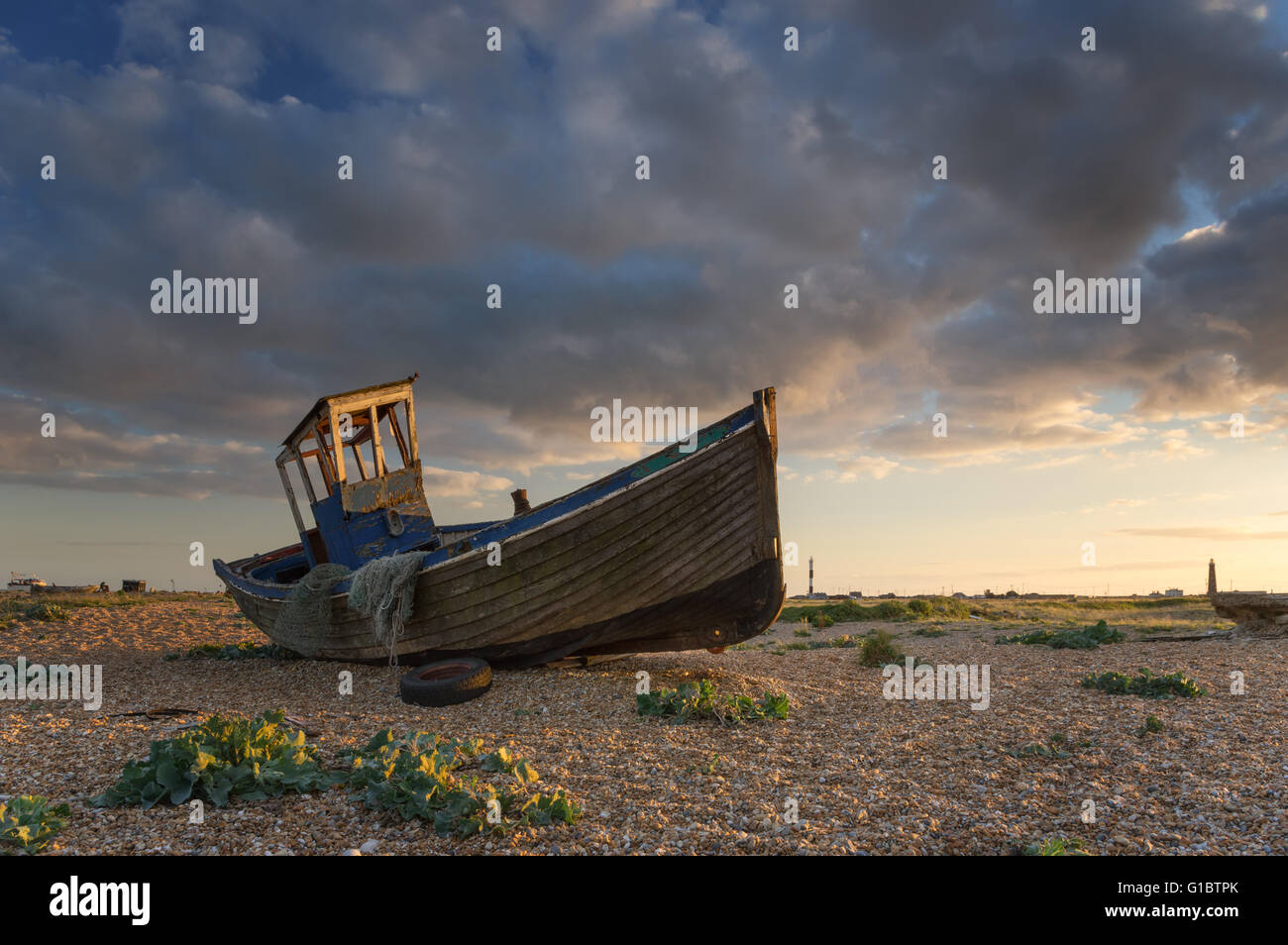 Alte, verlassene hölzerne Fischerboote gelegt zum Ausruhen an den Ufern von Dungeness, Kent. Stockfoto