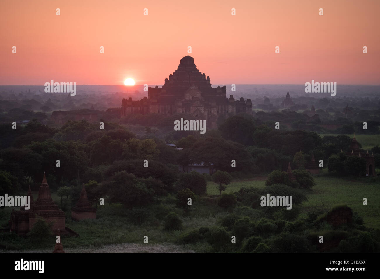 Sonnenaufgang über der Dhammayangyi Tempel in Bagan, Myanmar Stockfoto