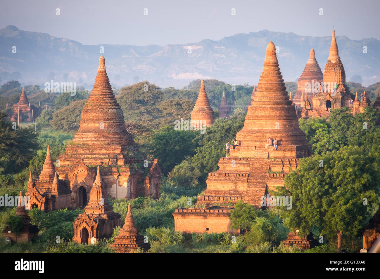 Menschen beobachten den Sonnenaufgang vom Tempel in Bagan, Myanmar Stockfoto
