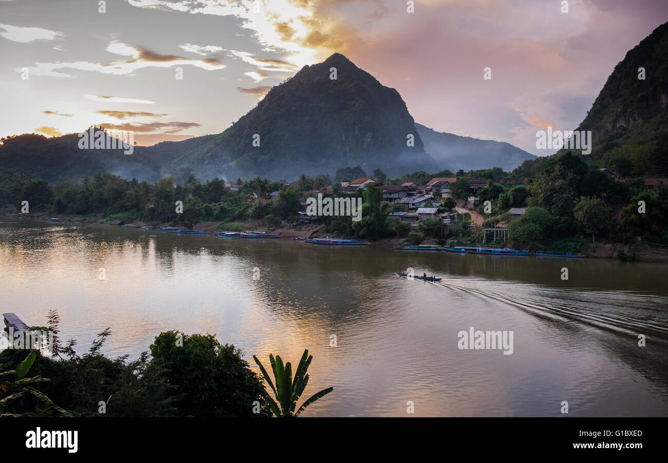 Abenddämmerung auf dem Nam Ou-River in Nong Khiaw, Laos Stockfoto