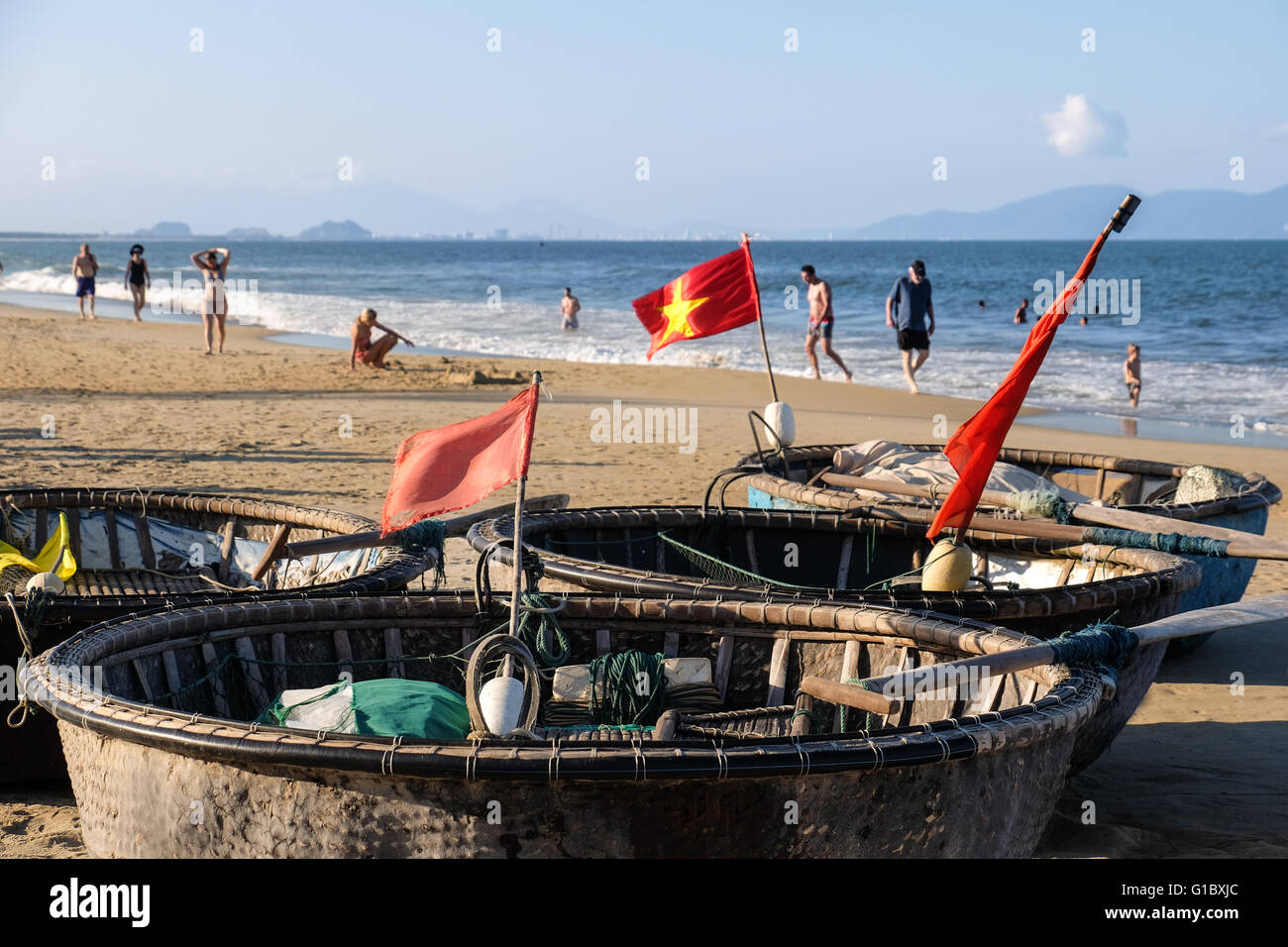 Traditionelle Bambus Warenkorb Boote am Strand in der Nähe von Hoi An, Vietnam Stockfoto