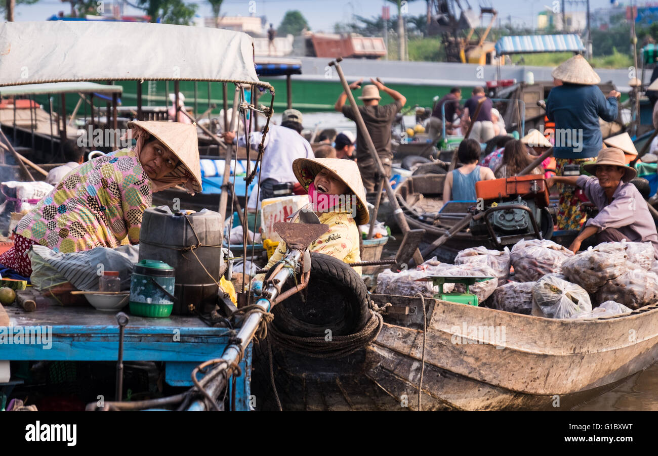 Morgen-Aktivität bei Phong Dien Floating Market am können Tho Fluss in der Region Mekong-Delta, Vietnam Stockfoto