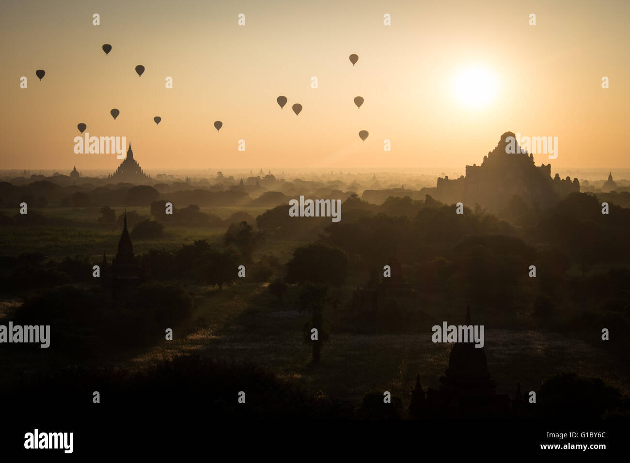 Heißluftballons in den Himmel bei Sonnenaufgang über dem Tempel in Bagan, Myanmar Stockfoto