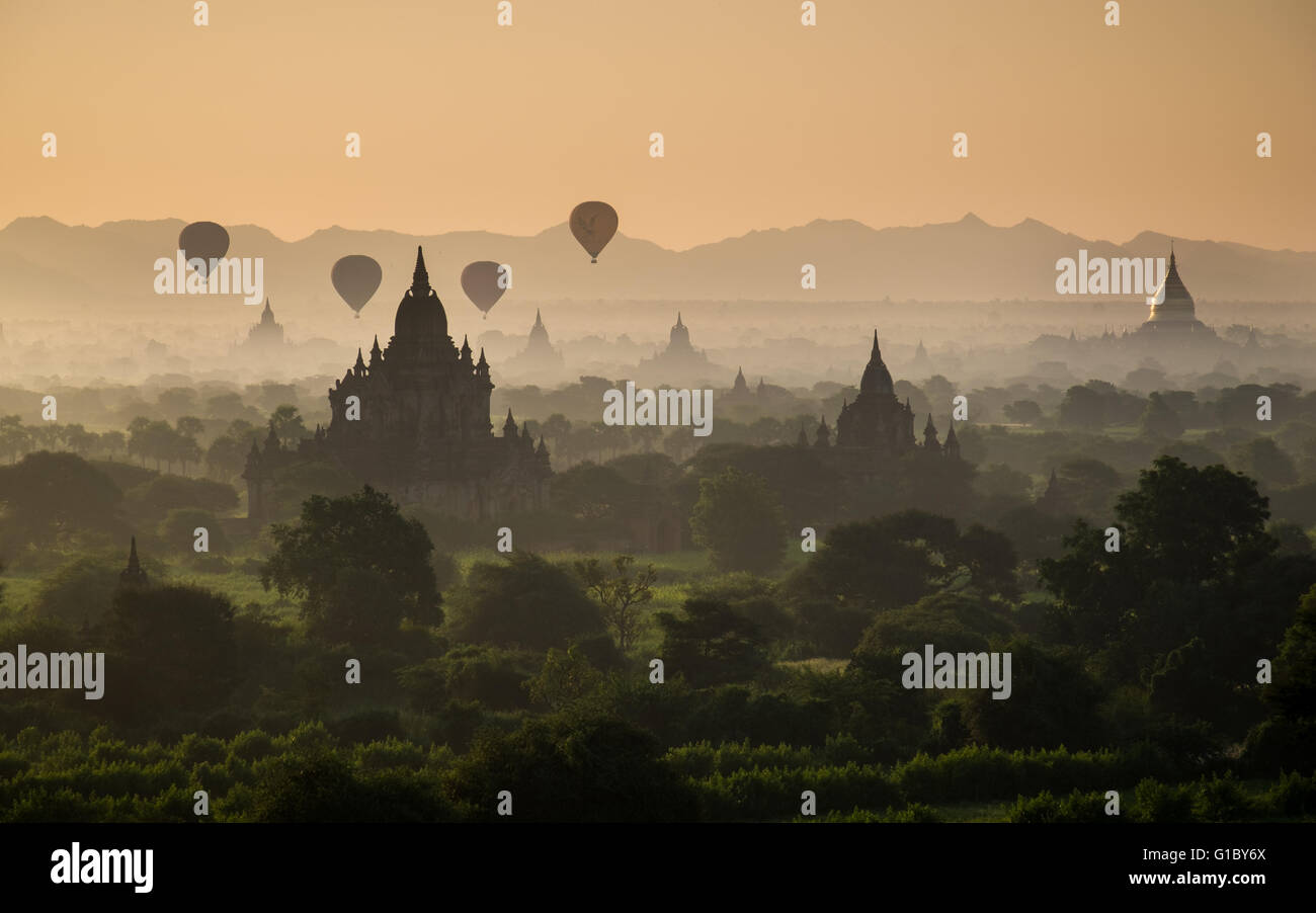 Heißluftballons in den Himmel bei Sonnenaufgang über dem Tempel in Bagan, Myanmar Stockfoto