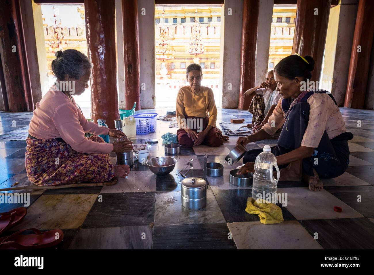 Eine Gruppe älterer Frauen beim Mittagessen in der Shwezigon Pagode, Nyaung-U. Stockfoto