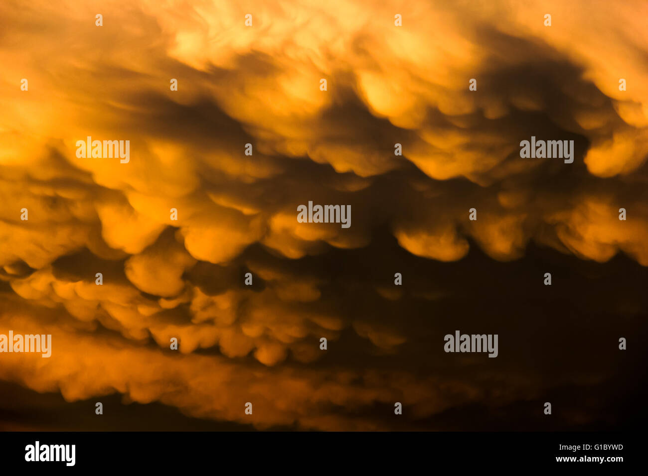 Mammatus Wolken hängen unter dem Amboss der einer Gewitterwolke Stockfoto