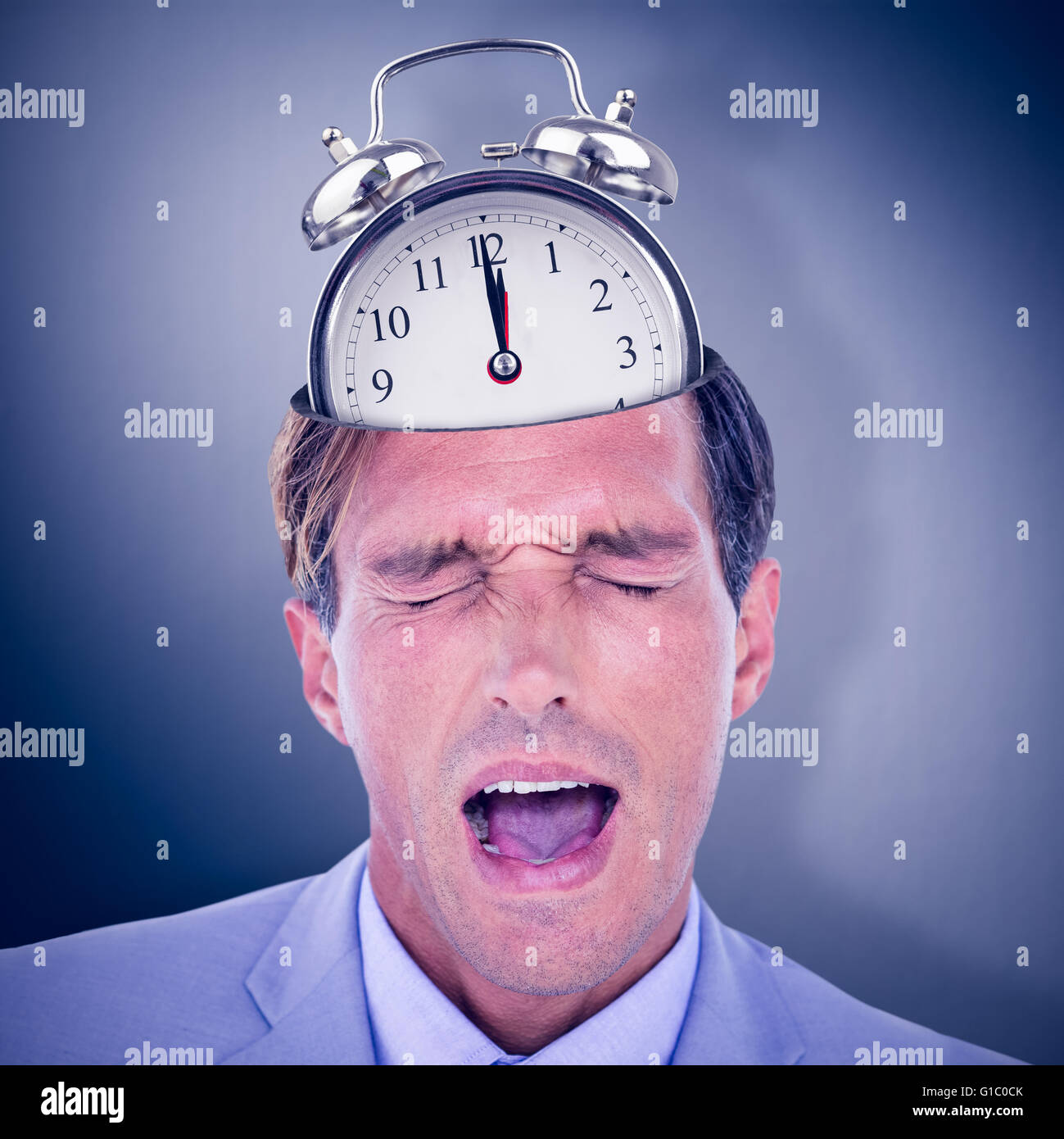 Zusammengesetztes Bild von gestressten Geschäftsmann bekommen Kopfschmerzen Stockfoto