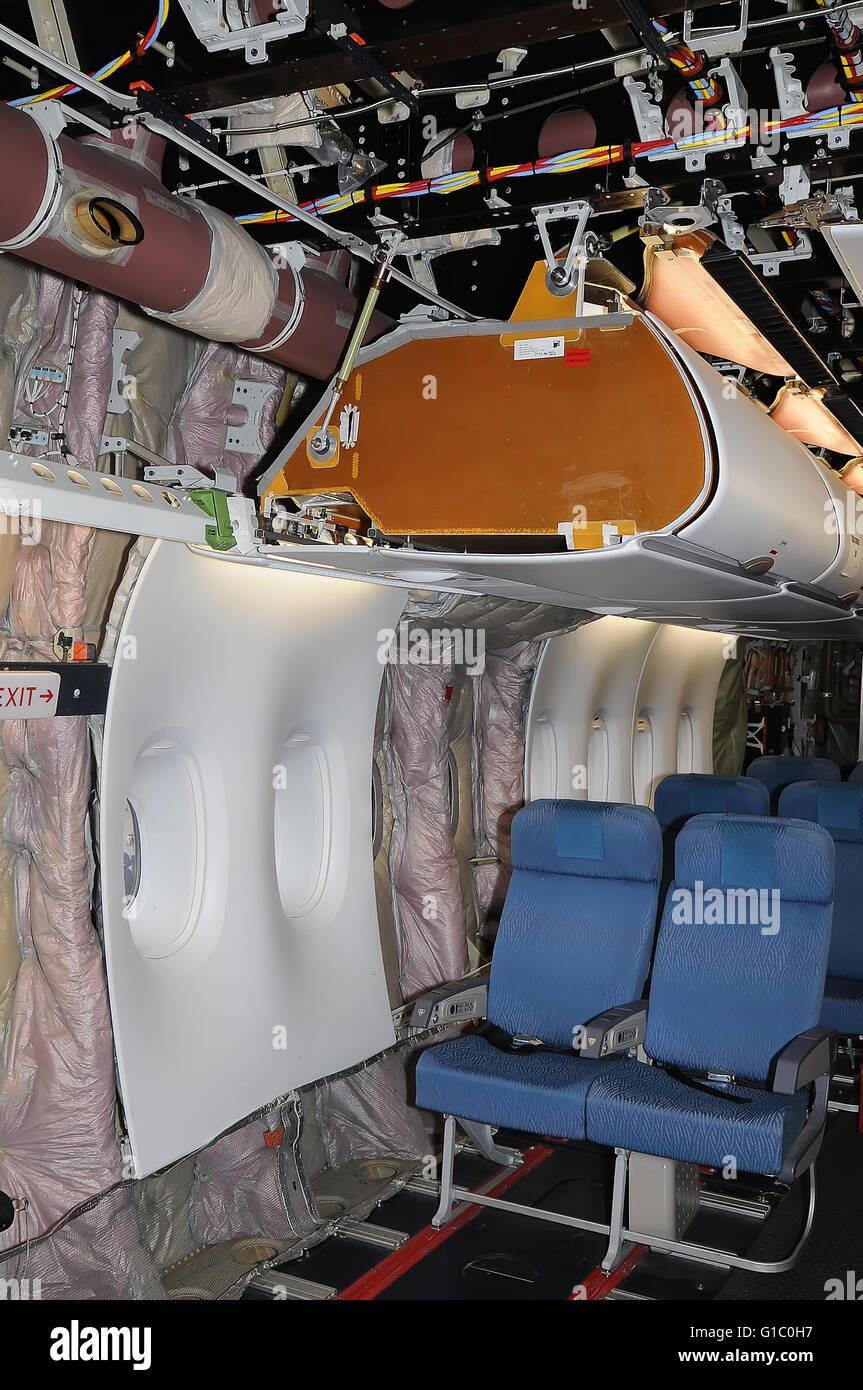 Airbus A380-861 innen Test Flugzeug F-WWDD: Panel teilweise ohne Schalung. Sitze für Techniker und Flight Test begleiten. Stockfoto