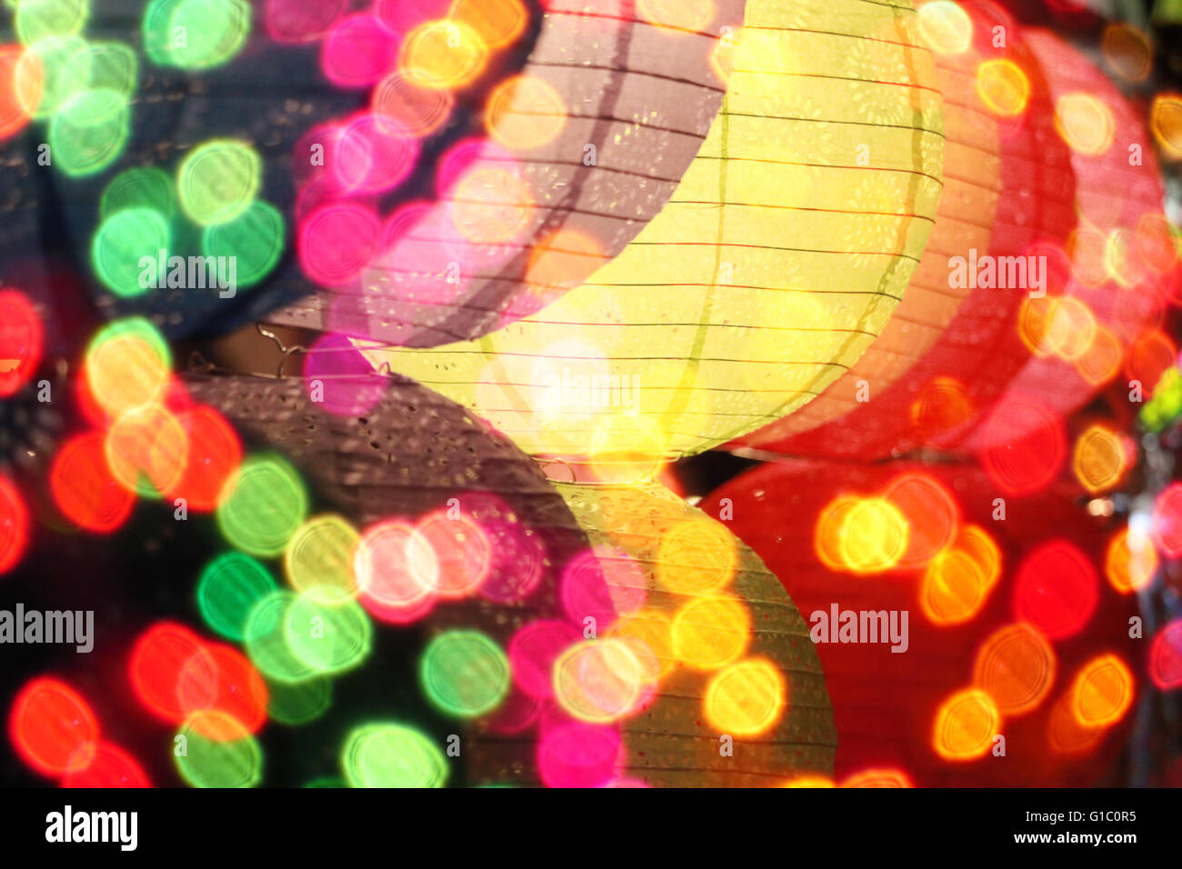 Bunte Lichter leuchteten vor Runde Laternen anlässlich des Diwali-fest in Indien zu verwischen. Stockfoto