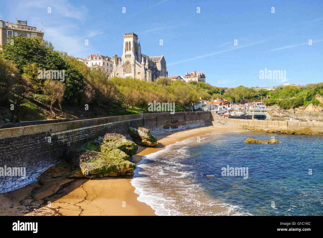 Saint Eugénie Kirche (Église Sainte Eugénie) mit alten Fischer Hafen vor, Biarritz. Aquitaine, Baskenland, Frankreich. Stockfoto