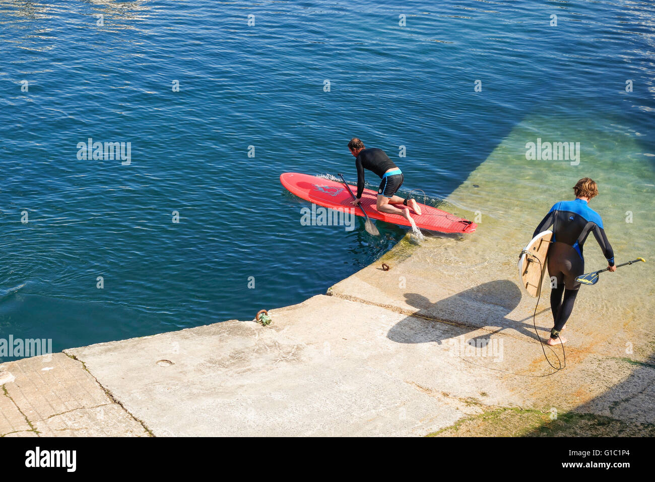 Zwei Männer paddeln Boarding, Paddling, aus alten Hafen von Biarritz, Frankreich. Stockfoto