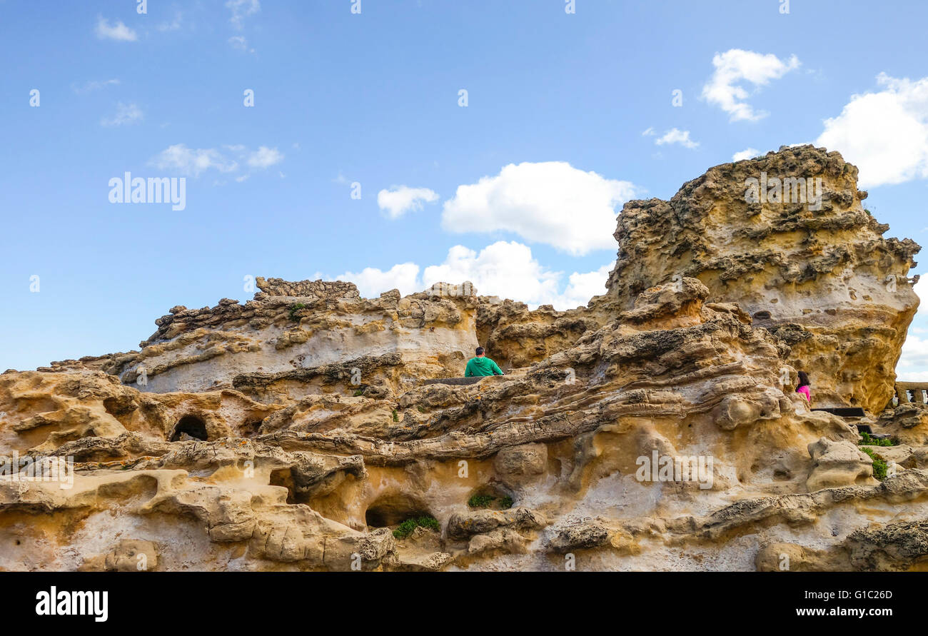 Menschen am Meer Rock Formation la Rocher De La Vierge, Jungfrau Maria Fels. Aquitaine, Baskenland, Biarritz, Frankreich. Stockfoto