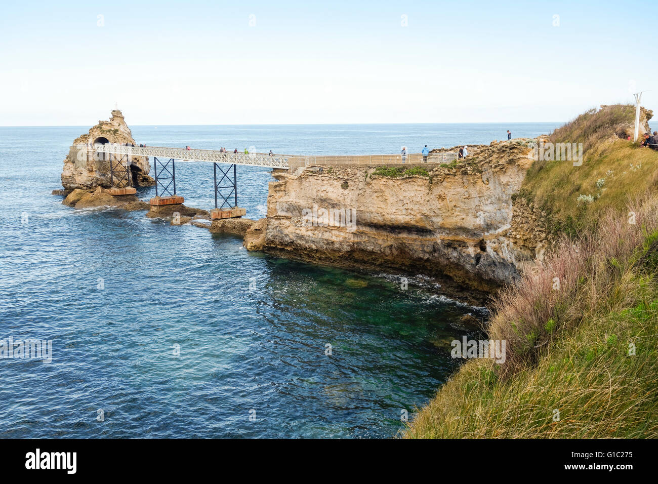 Brücke in la Rocher De La Vierge, Jungfrau Maria Fels. Aquitaine, Baskenland, Biarritz, Frankreich. Stockfoto