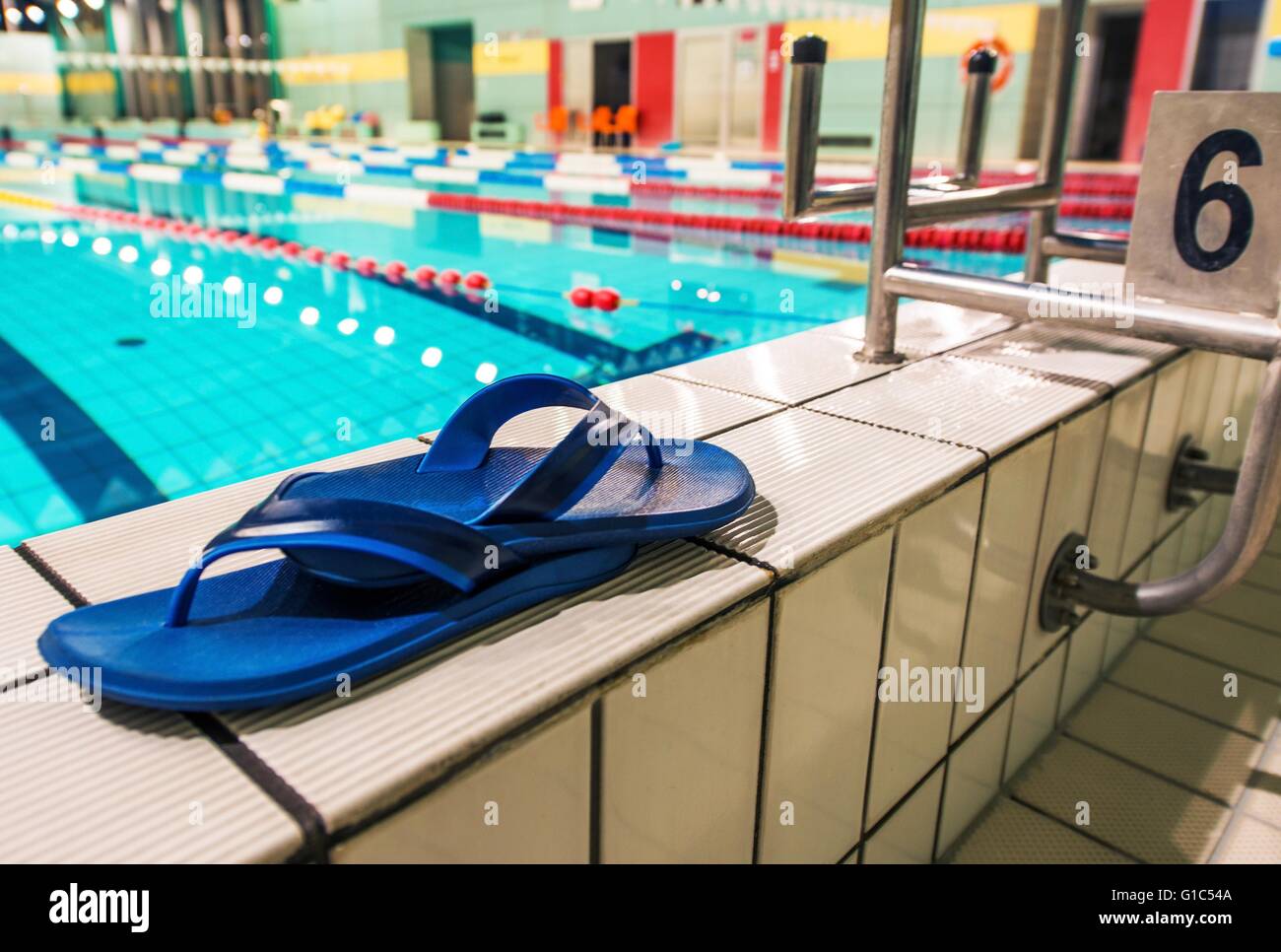 Schwimmen, entspannen Sie sich Schuhe, Pool, Schwimmbad, Wasser, Bahn, Erholung, Kristall, klar, Spaß, Spritzen, Freizeit, indoor, Entspannung, Stockfoto