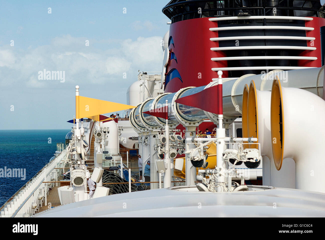 Nassau, BahamasMarch 23, 2016 - Auf der Suche nach hinten an Bord der Disney Dream Kreuzfahrtschiff mit einem Schornstein und der angehobenen AquaDuck Fahrt sichtbar neben. Stockfoto