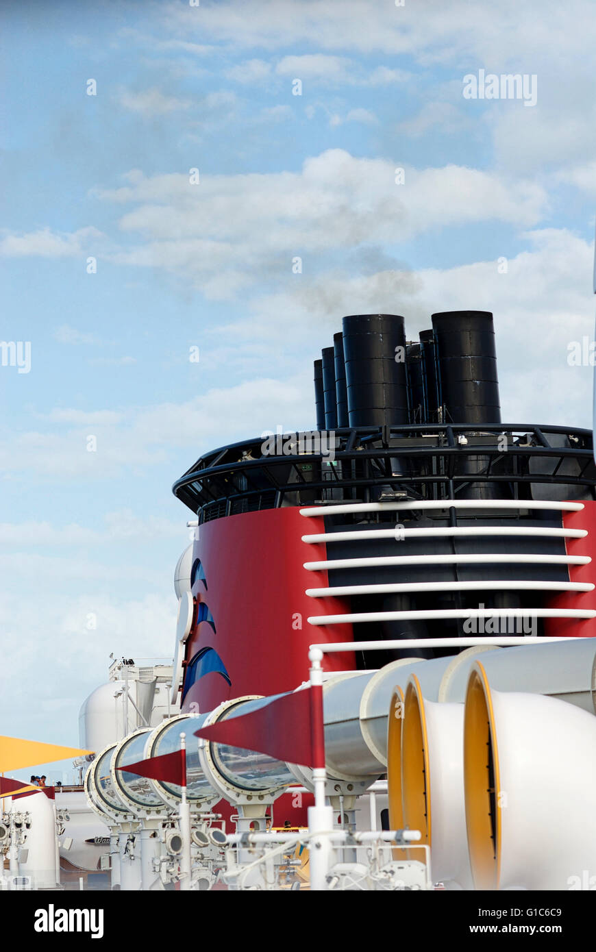 Nahaufnahme Bild der Schornstein von der Disney Dream cruise Schiff und AquaDuck während einer Kreuzfahrt zwischen den USA und den Bahamas. Stockfoto