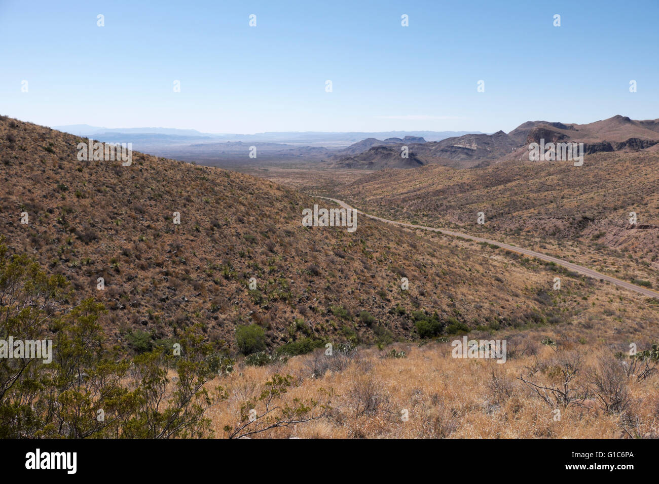 Die Aussicht vom Sotol Vista in Big Bend Nationalpark. Castolon Straße führt zu den Santa Elena Escarpment. Stockfoto