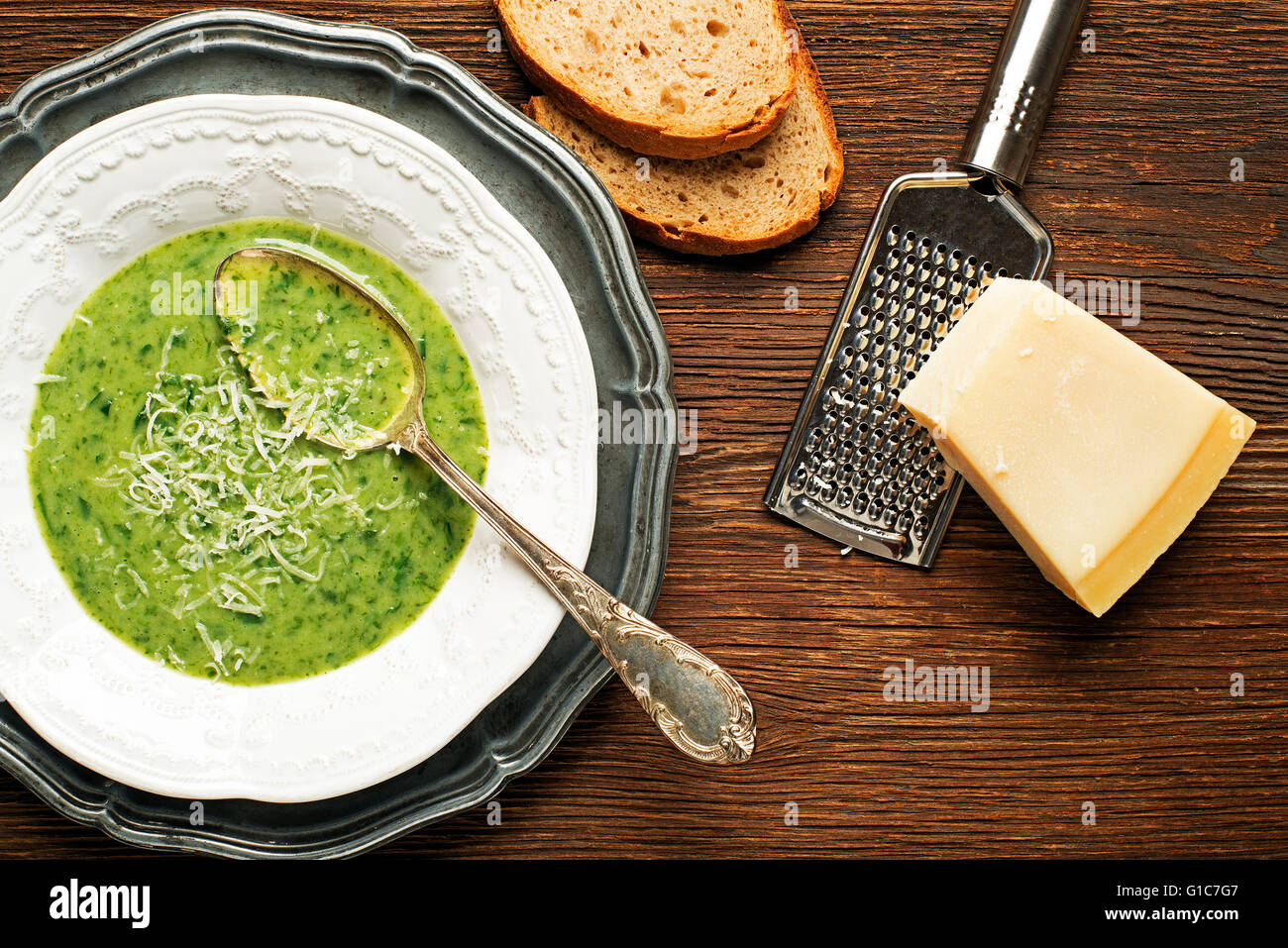 Frische grüne Suppe auf hölzernen Hintergrund Overhead schießen. Stockfoto