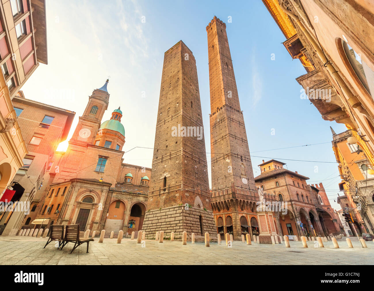 Zwei berühmte fallenden Türme Asinelli und Garisenda am Morgen, Bologna, Emilia-Romagna, Italien Stockfoto