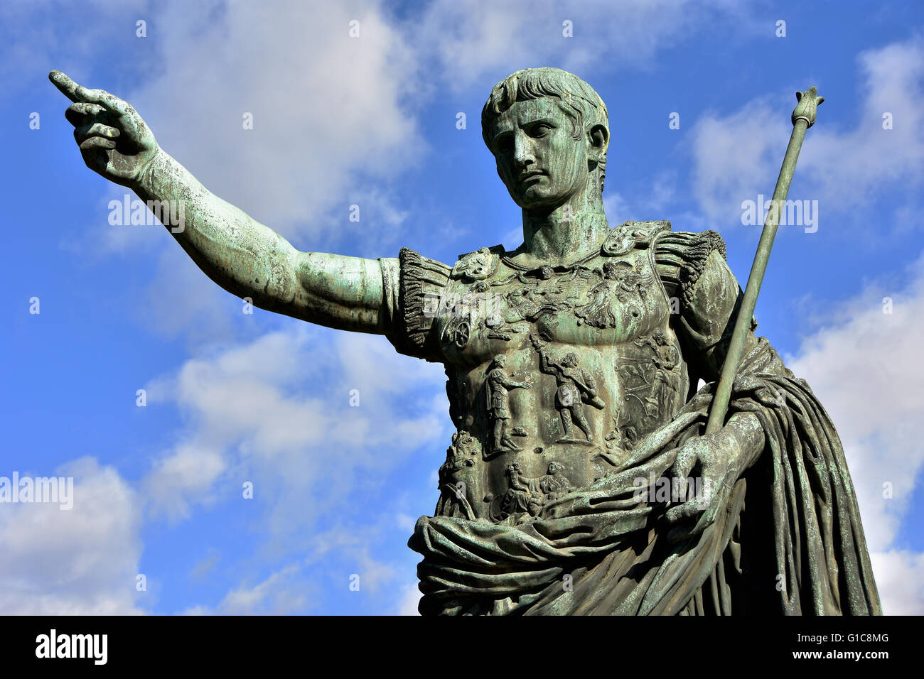 Kaiser Augustus, der erste Kaiser des antiken Roms. Monumentale Bronzestatue im Zentrum von Rom, mit schönen Himmel Stockfoto