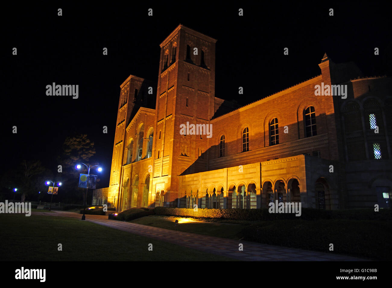 Gebäude mit großen Türmen und Gehweg in der Nacht am UCLA Campus mit Up-Beleuchtung Stockfoto