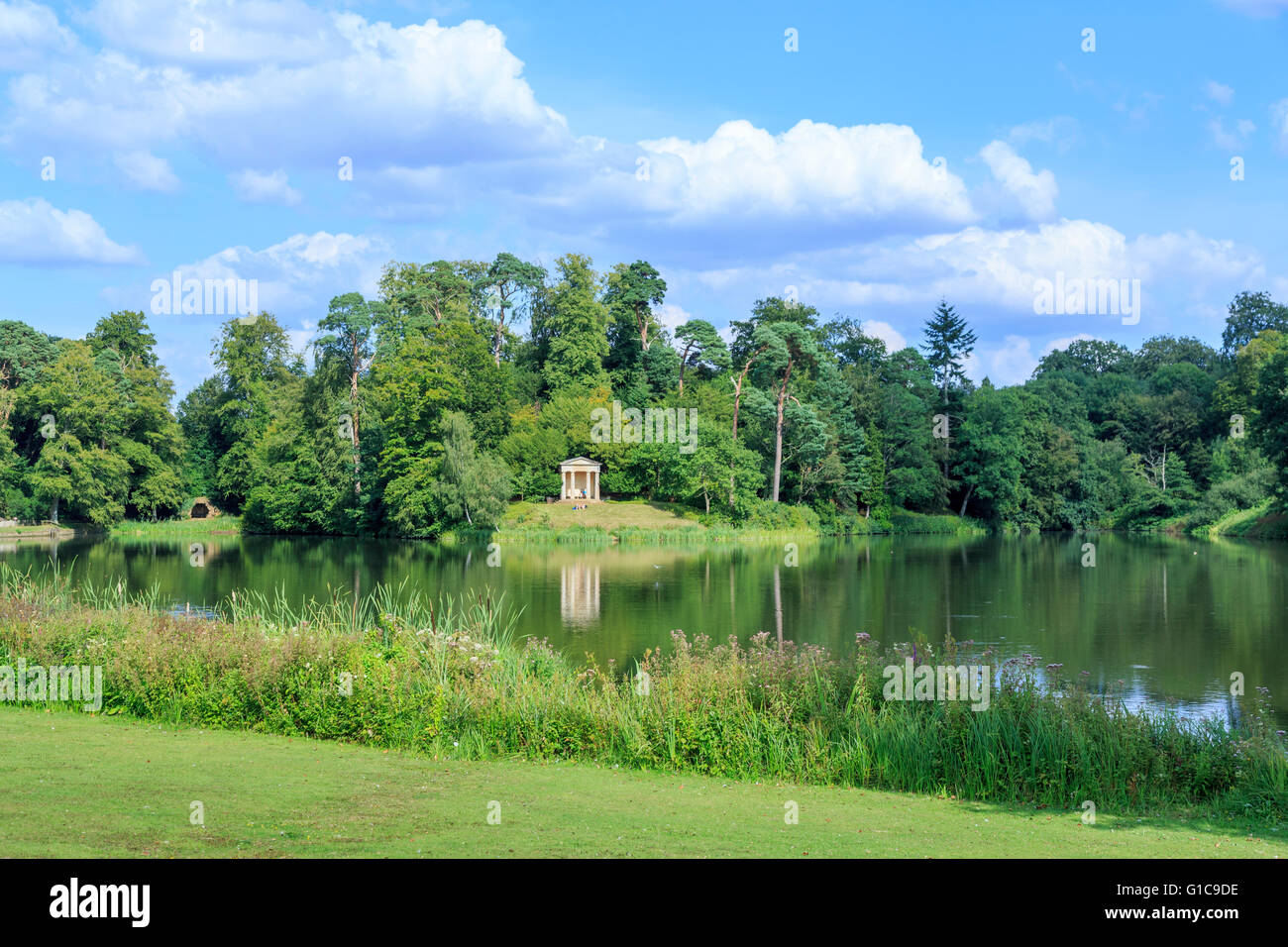 Die dorischen Tempel Torheit und den See Bowood House inmitten landschaftlich von Capability Brown, Calne, Wiltshire, UK Stockfoto
