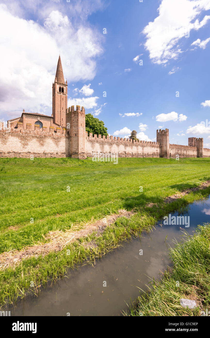 Stadtmauer von Montagnana, eines der schönsten Dörfer in Italien. Stockfoto