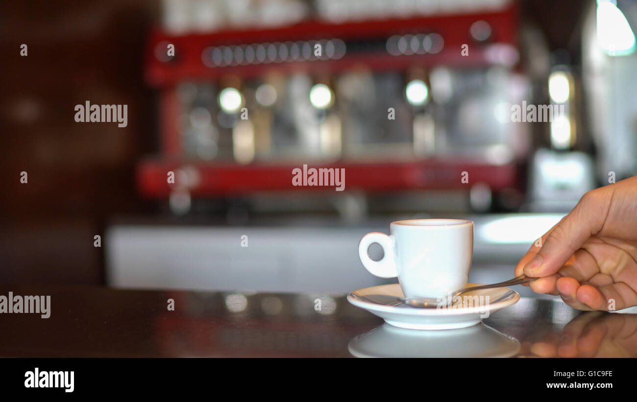 Weiße Tasse Kaffee an der Bar serviert Zähler. Stockfoto