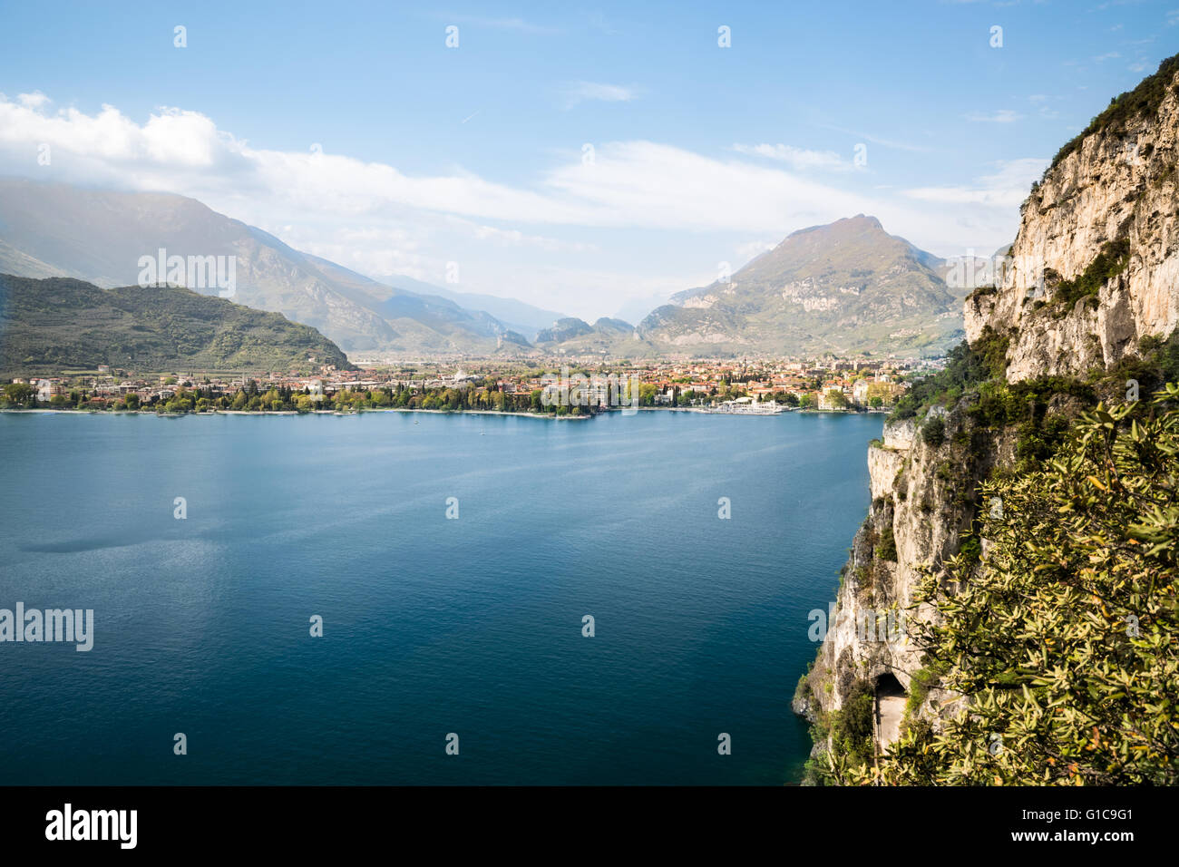 Panorama des wunderschönen Gardasees umgeben von Bergen in Riva del Garda, Italien. Stockfoto