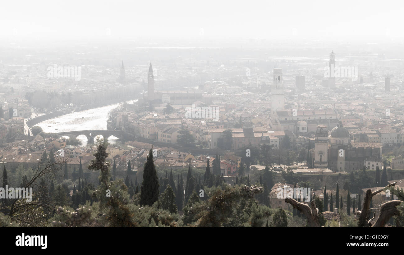 Panorama von Verona (Italien) im Nebel. Die Stadt von Romeo und Julia in einem nebeligen Wintertag. Stockfoto