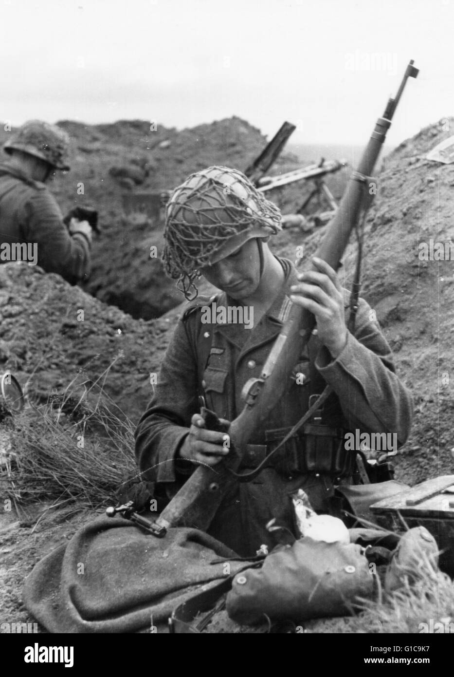 Deutsche Wehrmacht Truppen reinigen Sie ihre Waffen auf der östlichen Front 1943 Stockfoto