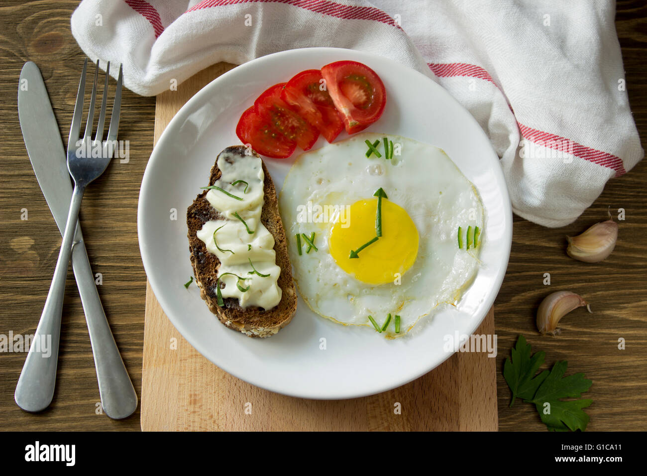 Frühstück mit ein gebratenes Ei in Form einer Uhr Stockfoto