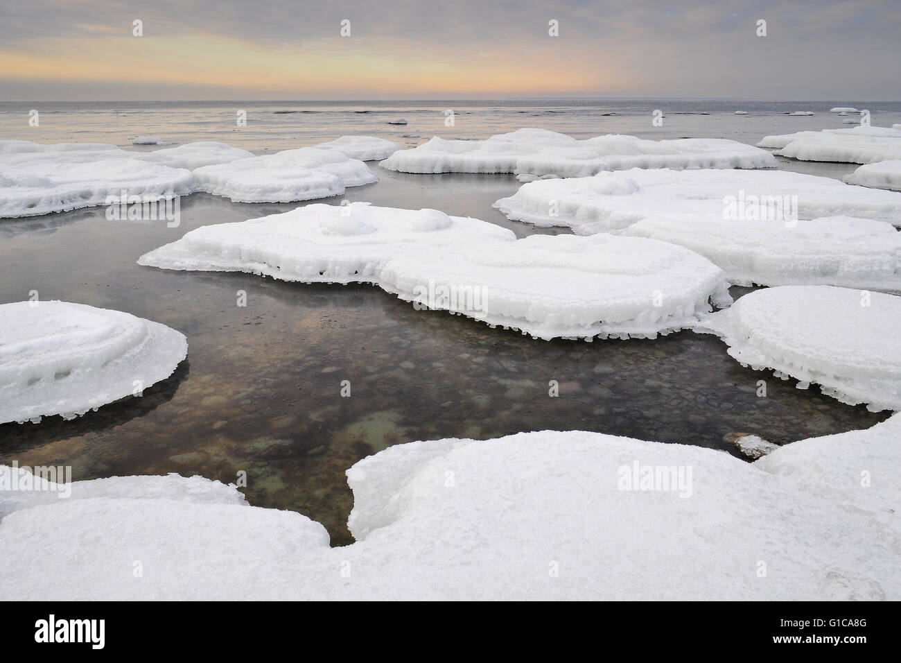 Gefrorene Küste des baltischen Meeres Stockfoto